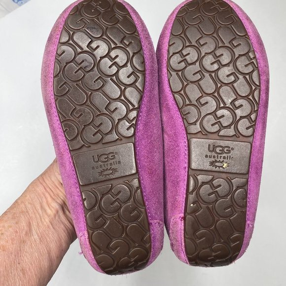 UGG moccasins, little girl's size 2, in fuchsia with shearling lining. - Picture 6 of 8